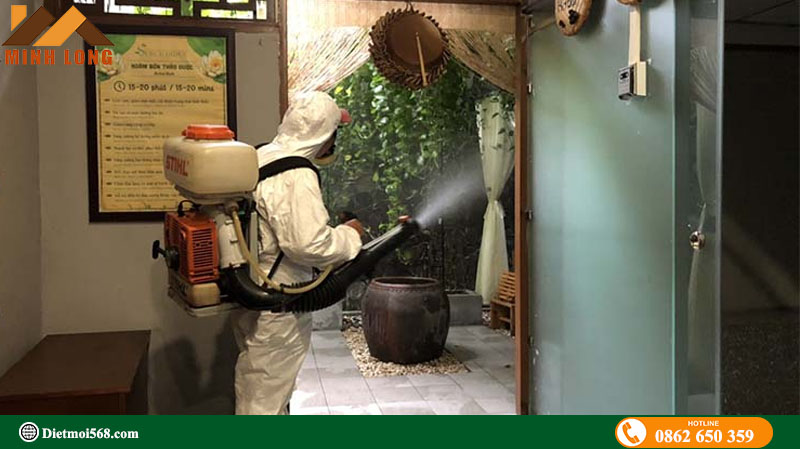 Phun thuốc diệt muỗi tại nhà