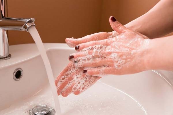 Rửa sạch vùng bị dị ứng thuốc diệt muỗi